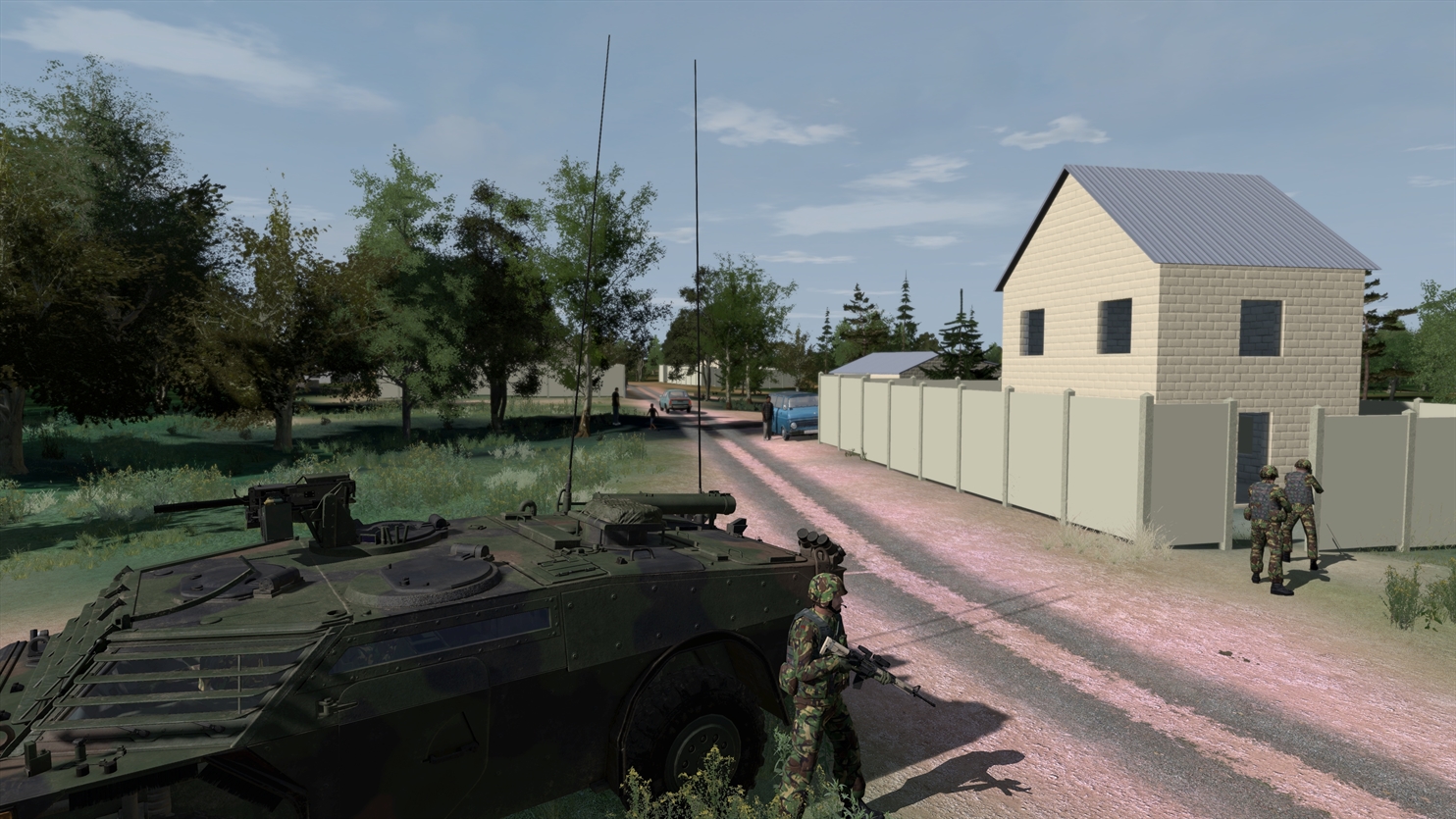 Afbeelding van een simulatie van een militaire missie. Je ziet hoe een militair naast een tank de wacht houdt, terwijl twee andere militairen een huis binnengaan.