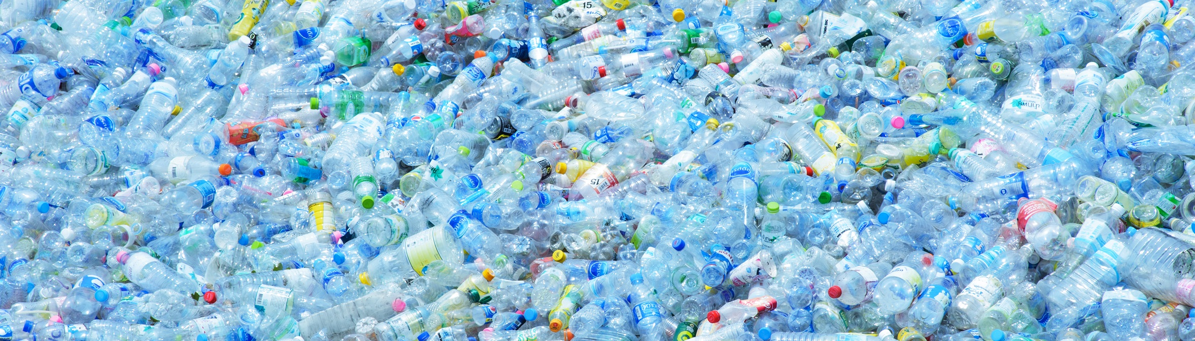Veel plastic flesjes bij elkaar als afval om te verbranden