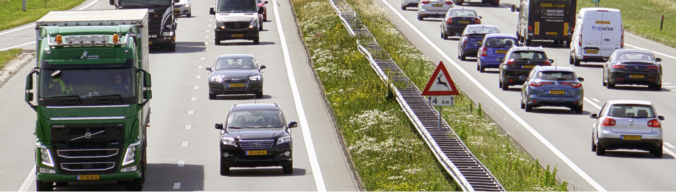Auto's en vrachtwagens op de snelweg in nederland