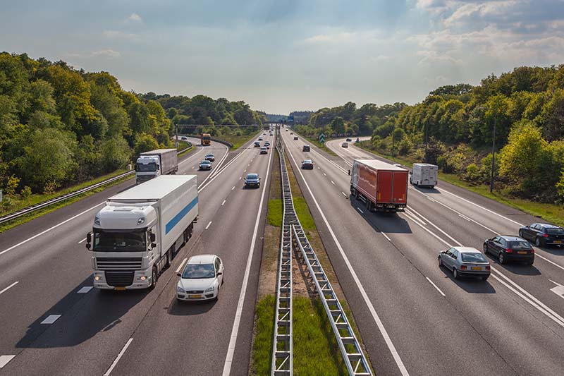 Auto's en vrachtwagens rijden op de snelweg