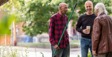 Senioren buren met elkaar in gesprek