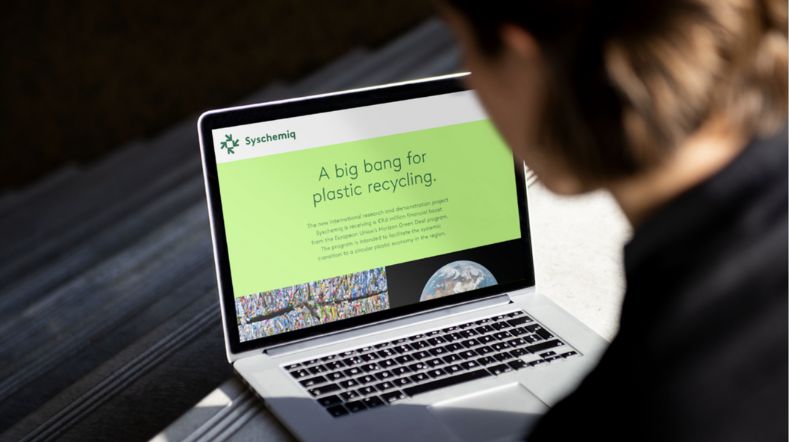 vrouw achter laptop met tekst 'a big bang for plastic recycling'