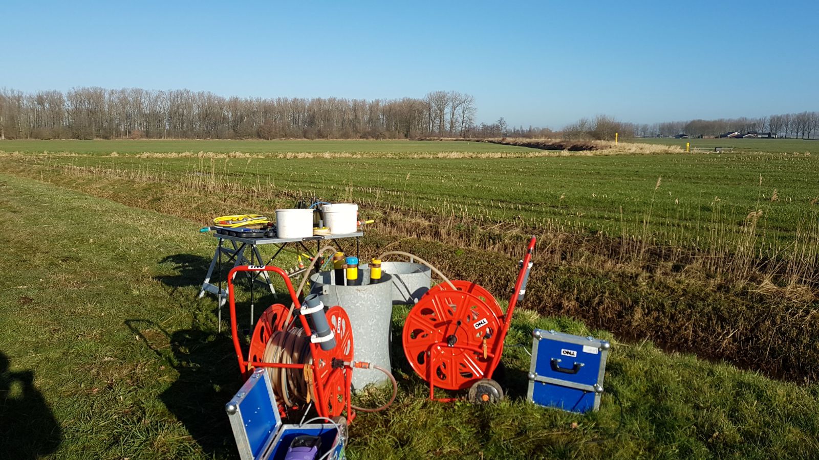 Apparaat op een dijk waarmee bemonstering van het grondwater uit een put met filters op meerdere dieptes mogelijk is