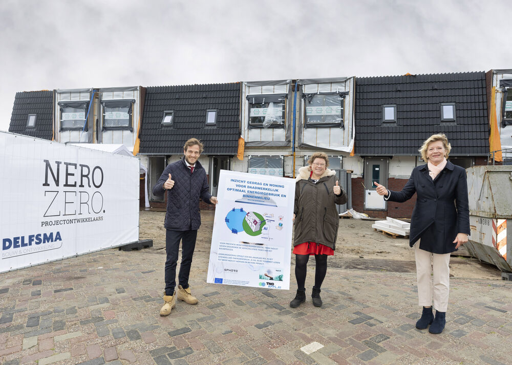 Wethouders Annette Groot en Monique Stam - de Nijs en TNO-consultant Wouter Borsboom op het bouwterrein van de NeroZerowoningen