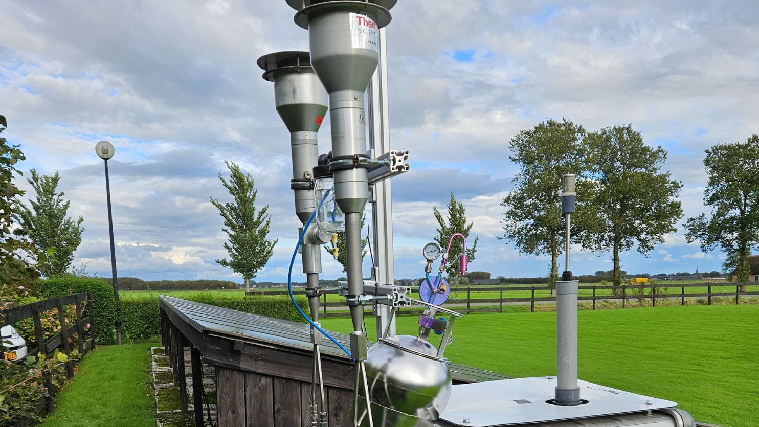 luchtkwaliteit meetapparatuur op grasveld gebruikt in omgeving Leeuwarden