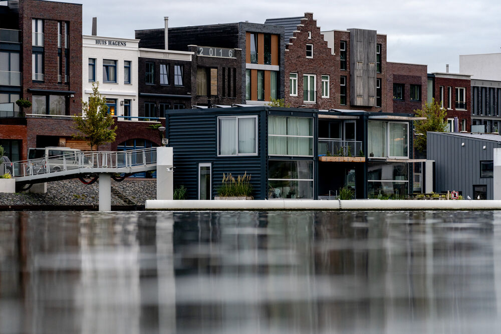 Een rij van moderne woningen aan het water
