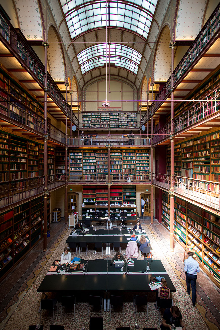 Een overzichtsfoto van de Rijksmuseum Research Library, de kunsthistorische museumbibliotheek van het Rijksmuseum Amsterdam. Het Rijksmuseum is een van de partners in het Cultural AI Lab project.