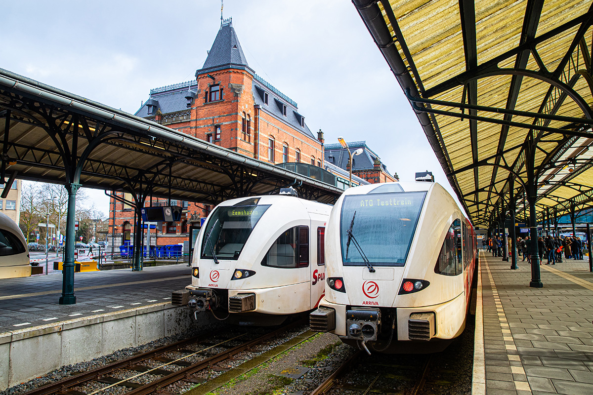 Trein op het spoor bij een station