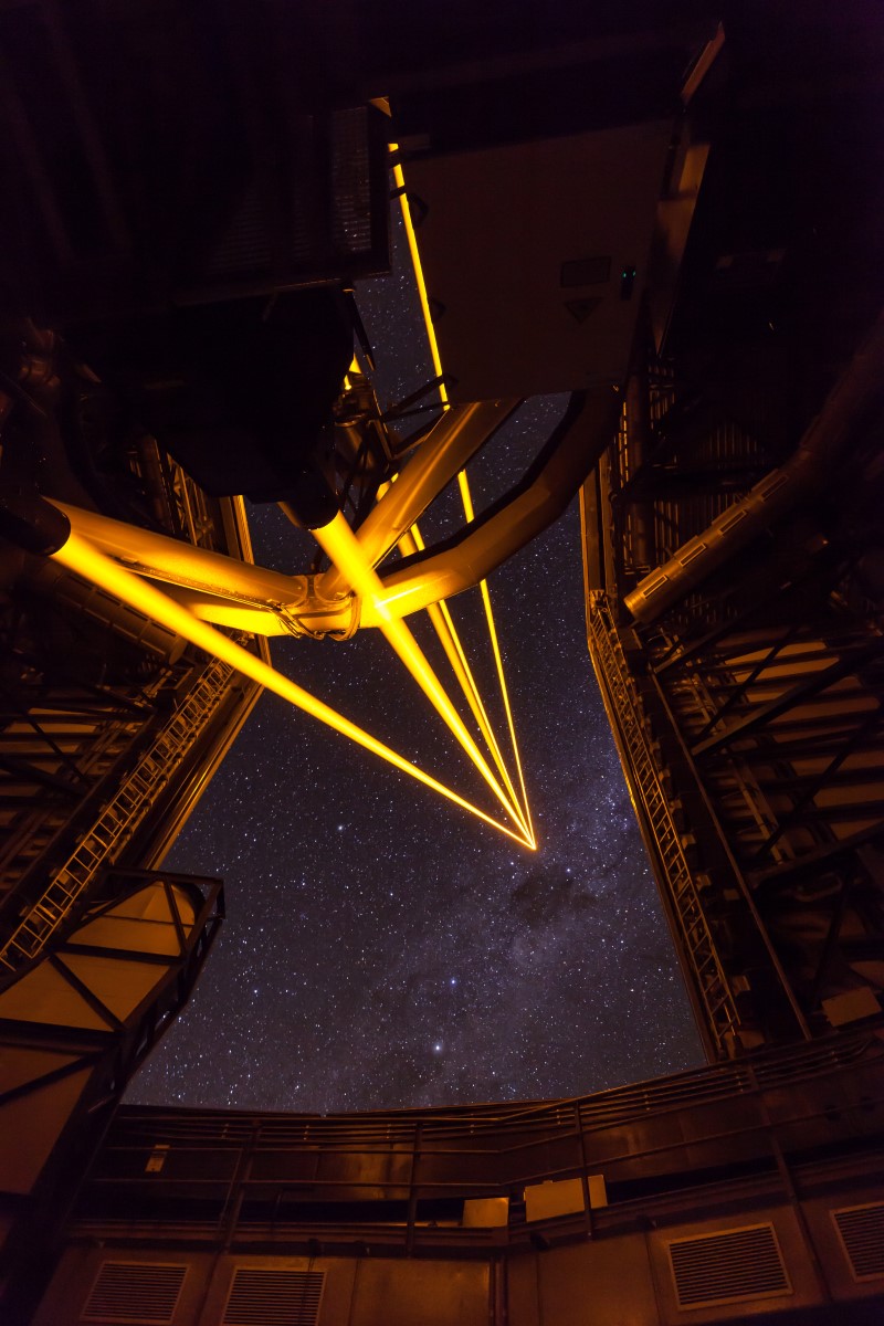 laser-beams-in-operation-photo-by-henri-werij-800x1200
