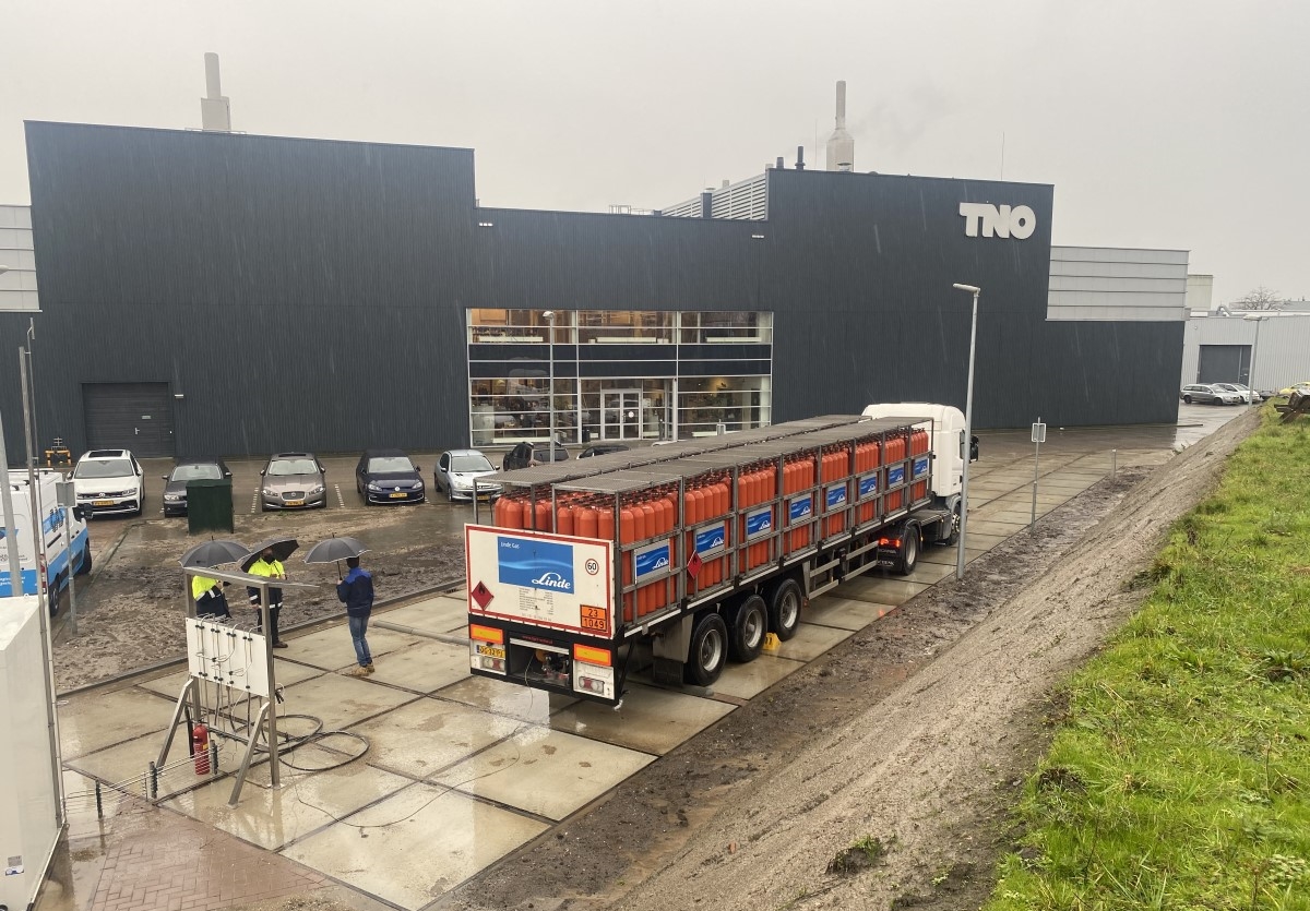 Vrachtwagen met waterstof komt aan bij het TNO waterstoflab