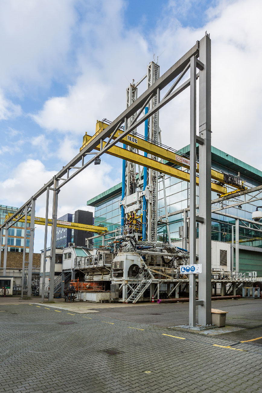 Overzichtsfoto van een boorinstallatie, onderdeel van het innovatielab geothermie RCSG in Rijswijk.