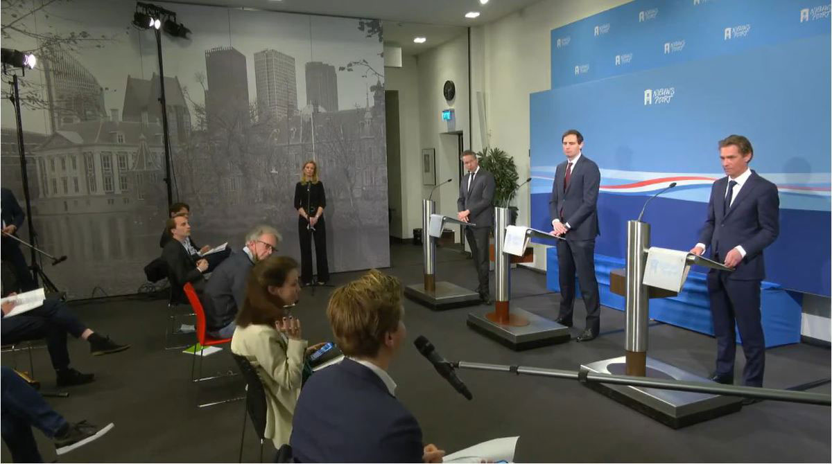 Een journalist stelt vragen tijdens persconferentie over toekenning projecten Groeifonds op 9 april 2021