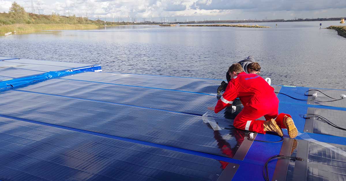 Installatie zonne-energiesysteem op Oostvoornse Meer