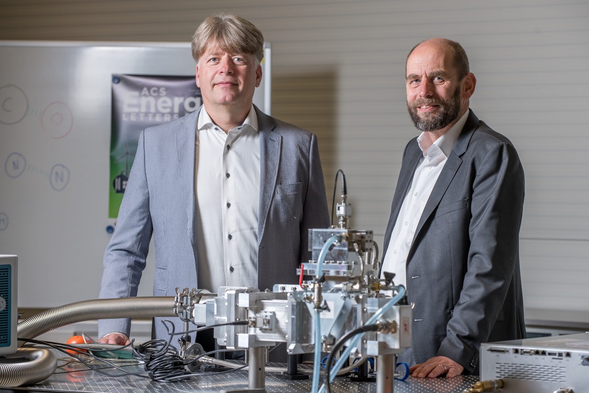 Gerard van Rooij en Hans Linden in het Brightsite Plasmalab