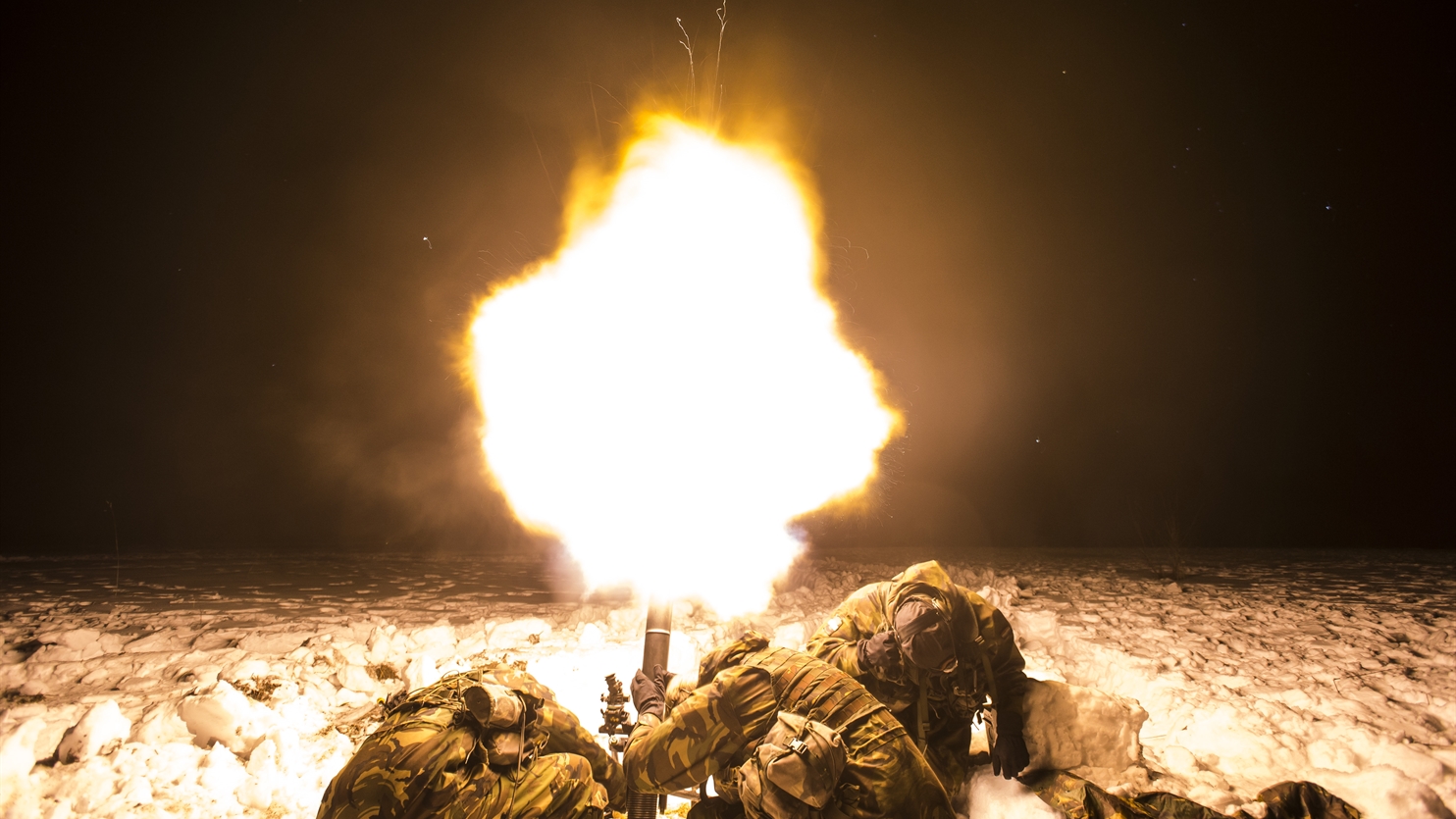 Military exercise Baltic Bison Estland_ soldiers firing a gun in the dark (1)