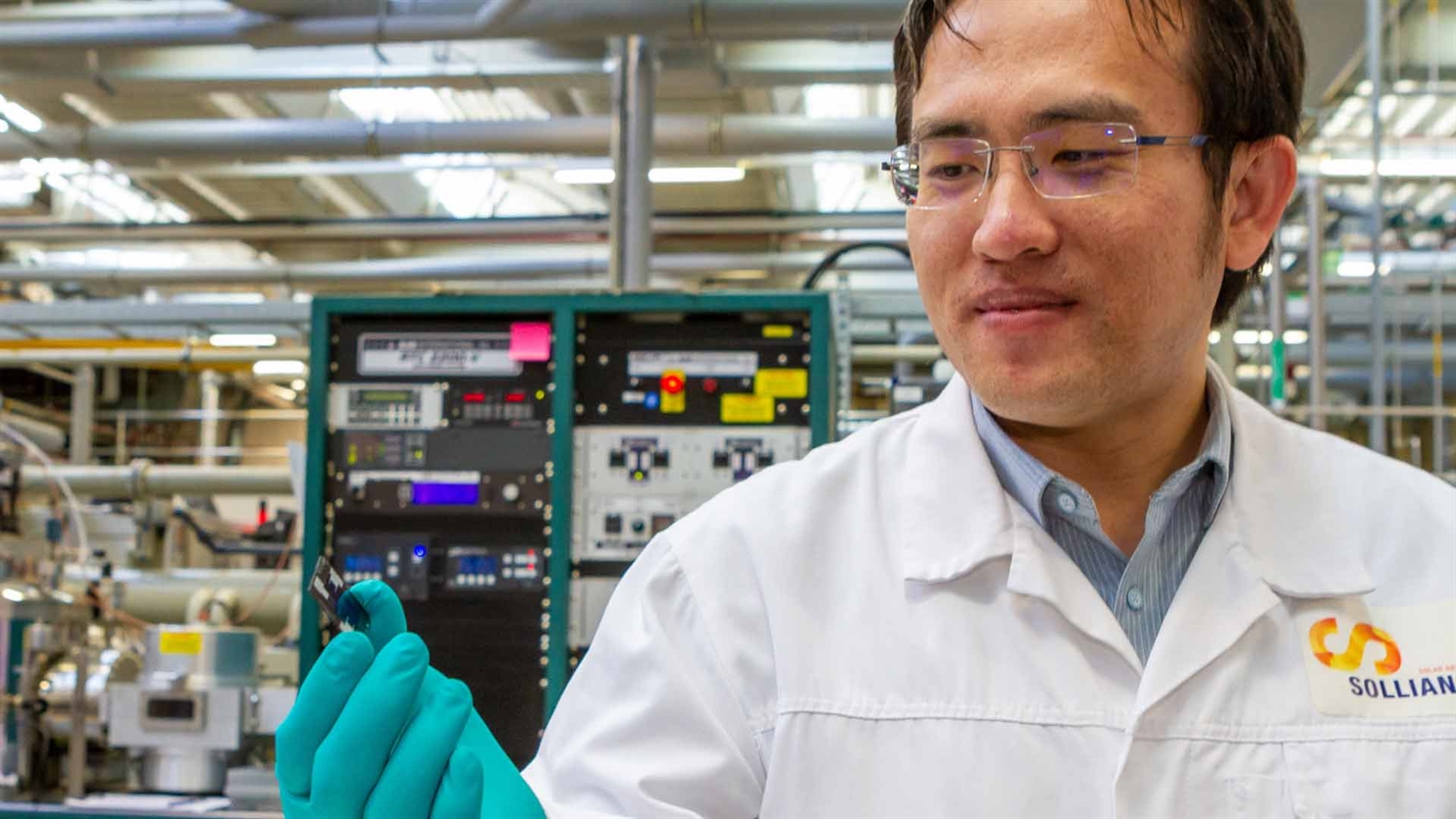 Dr. Dong Zhang bekijkt een perovskiet zonnecel