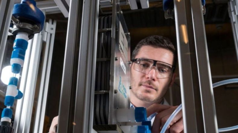 TNO onderzoeker bij machine van Voltachem