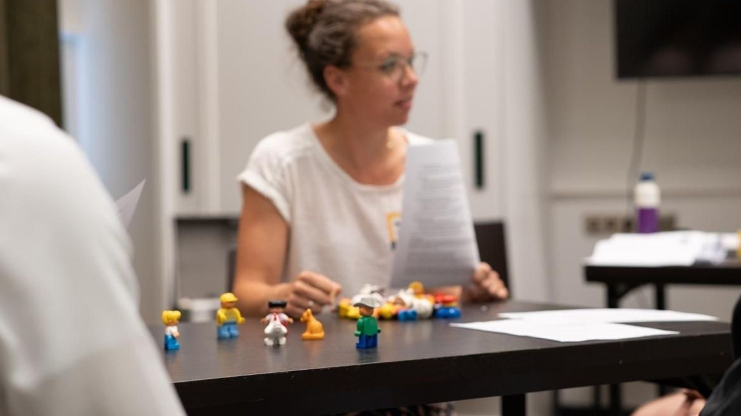 Samenwerking structureren met duplo-poppetjes op tafel (1)