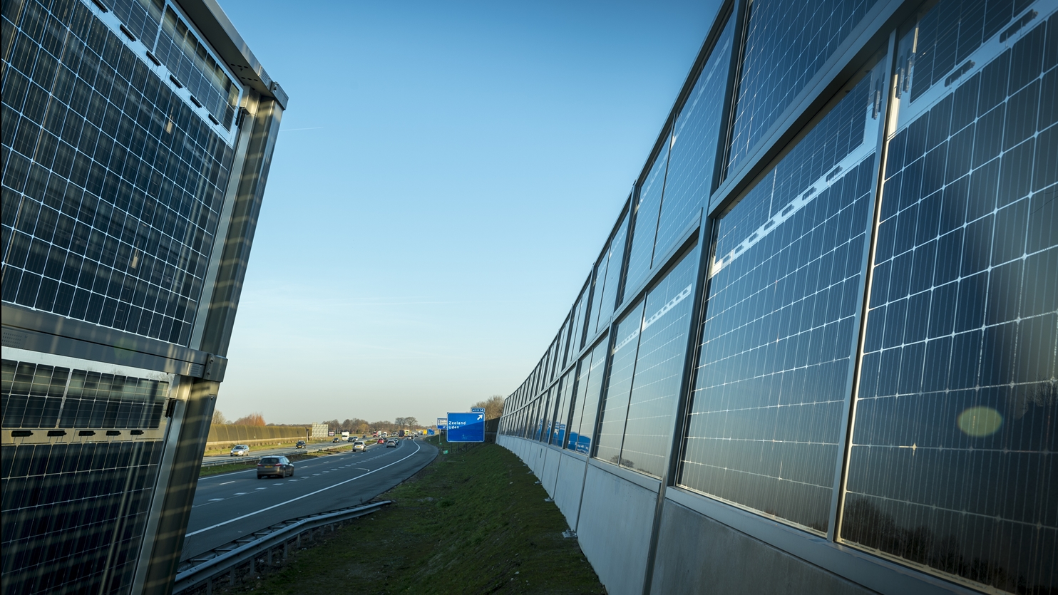 Foto van een geluidsscherm langs de snelweg in Uden met zonnecellen aan beide kanten