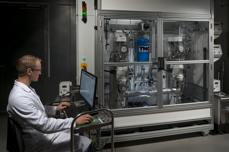 Afbeelding van een TNO-medewerker die de Mobius opstelling aanstuurt in een TNO-lab om onderzoek te doen naar nieuwe recyclingtechnologieën.