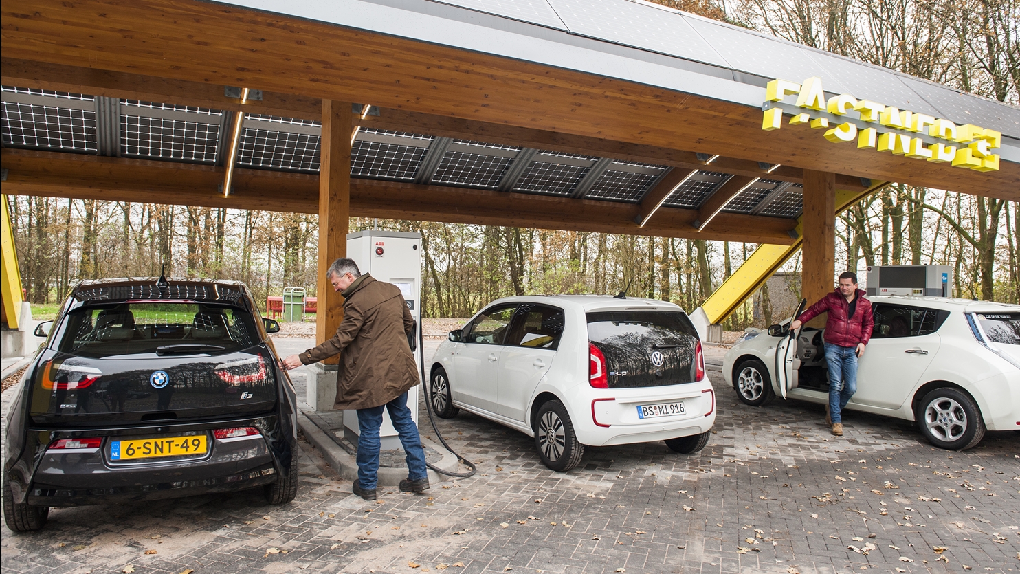 Snellaadstation met zonnepanelen langs de A1 voor elektrische auto's van Fastned