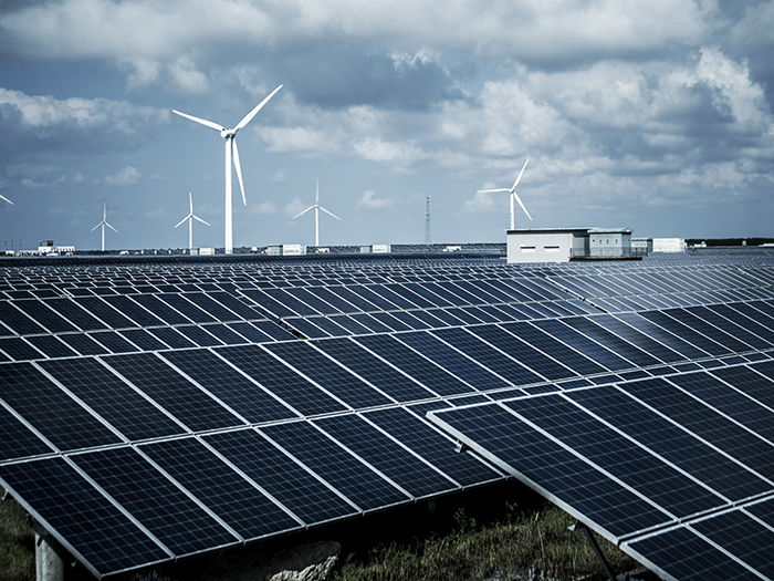 Uitgestrekt industrieterrein dat gebruikmaakt van duurzame zonne- en windenergie