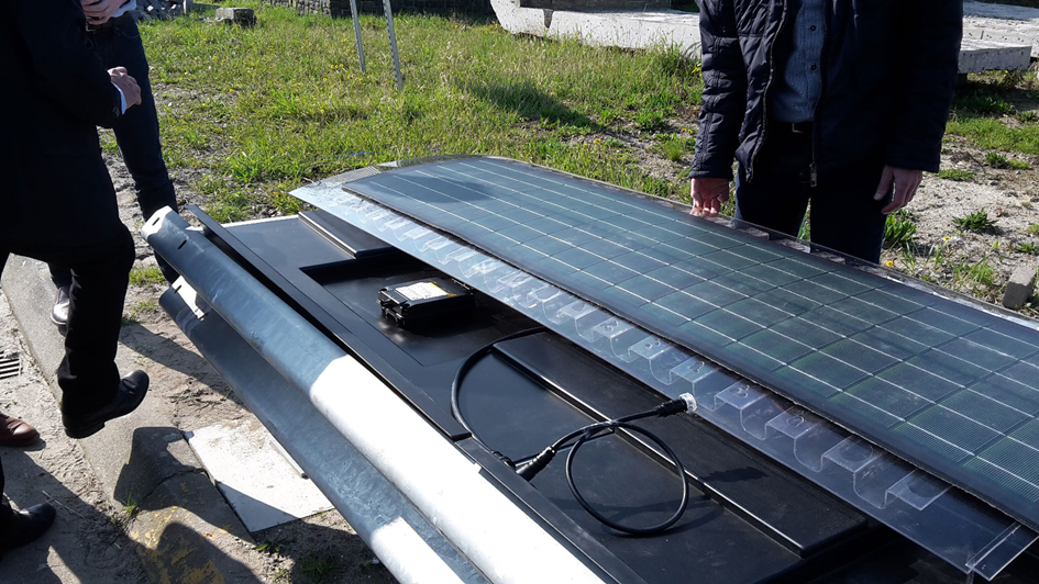Installing solar panels on the crash barrier