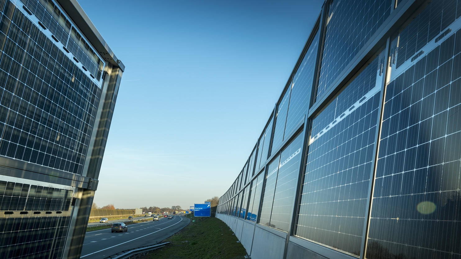 Photo of a noise barrier beside the motorway in Uden with solar cells on both sides.