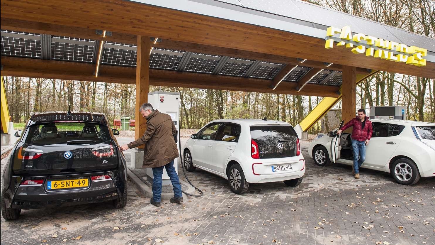 Rapid charging point for electric cars, with solar panels.