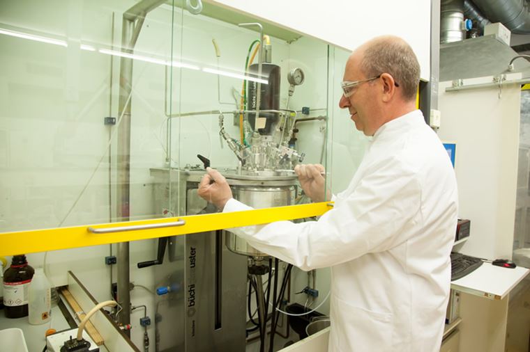 Man (Jaap van Hal) working in a lab to convert seaweed to fuels