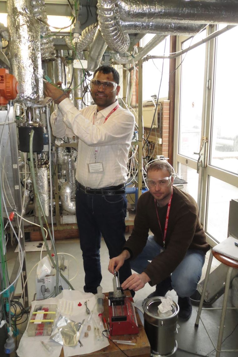 Two BRISK2 researchers with safety goggles using TNO technology in a lab