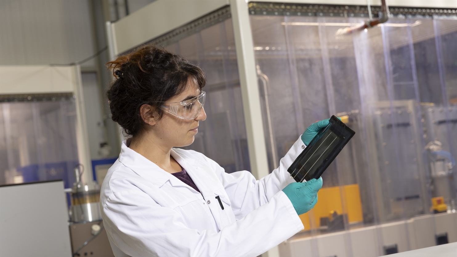 Wetenschapper houdt zonnecel vast in dunne-pv lab