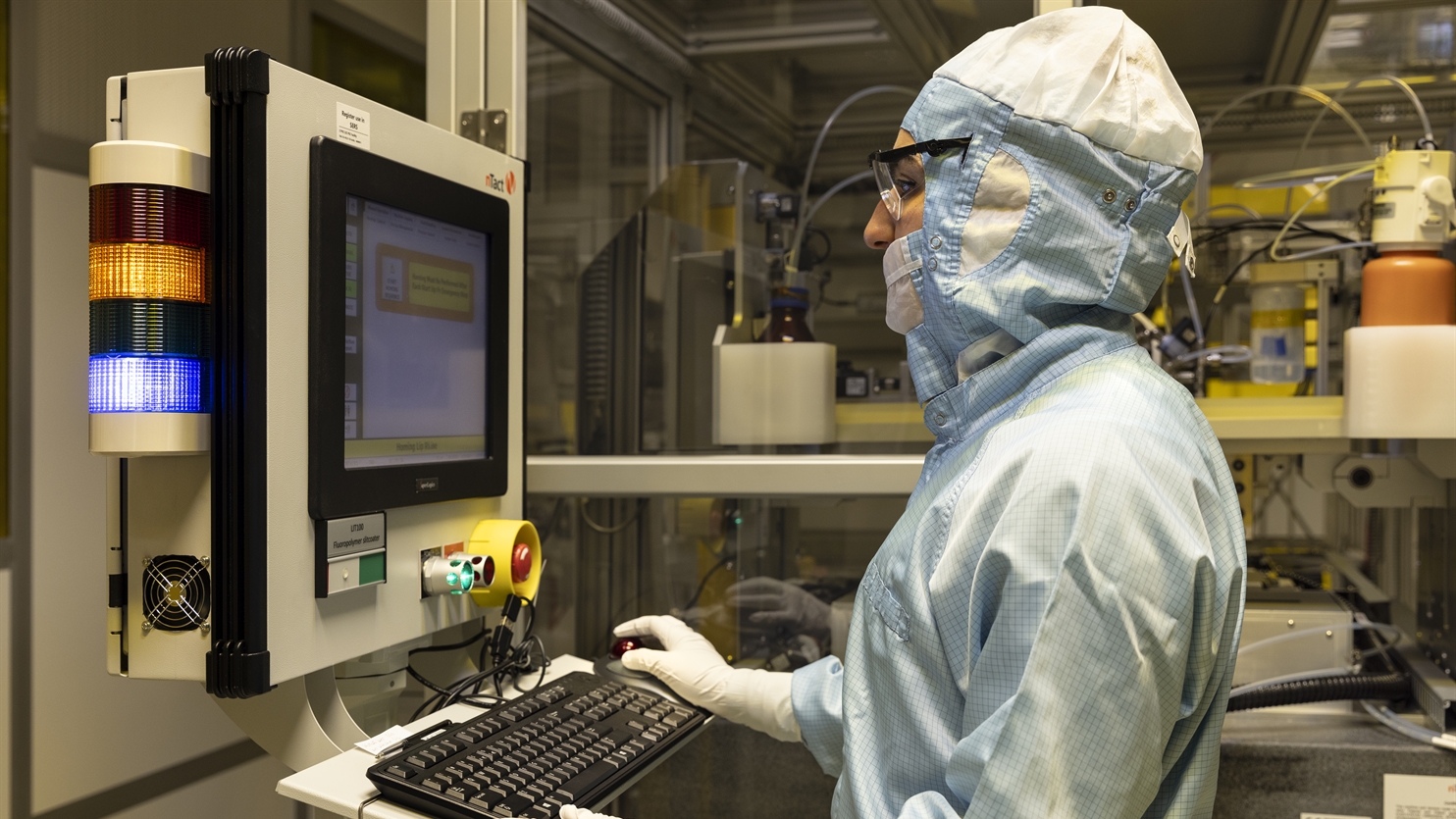 Wetenschapper in het dunne-pv lab achter een beeldscherm