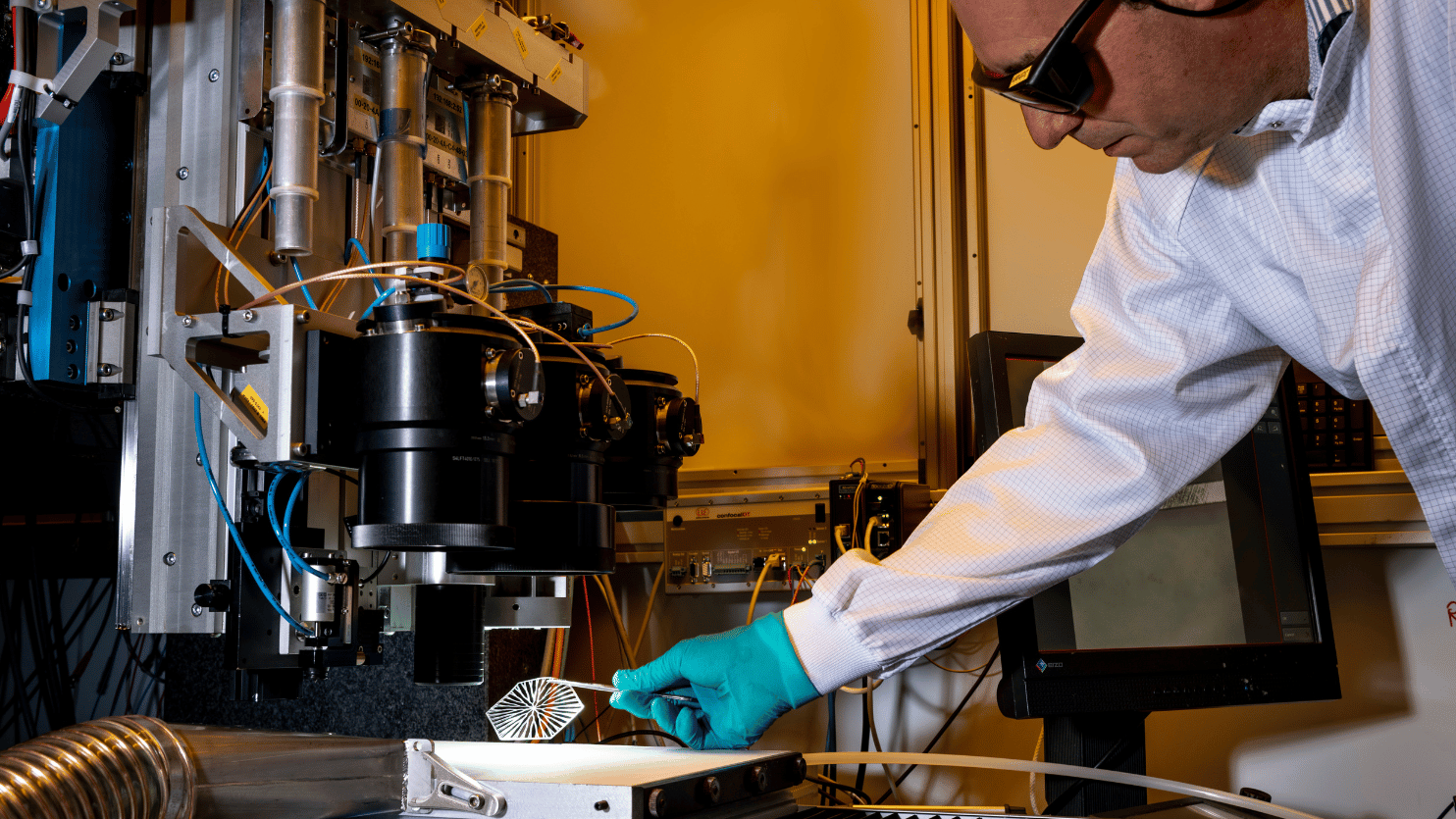 Wetenschapper houdt zonnecel vast in dunne-pv lab