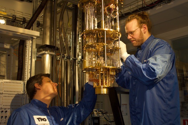Twee medewerkers in het QITT lab aan het werk