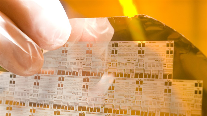 Vingers op een semicon of quantum chip.