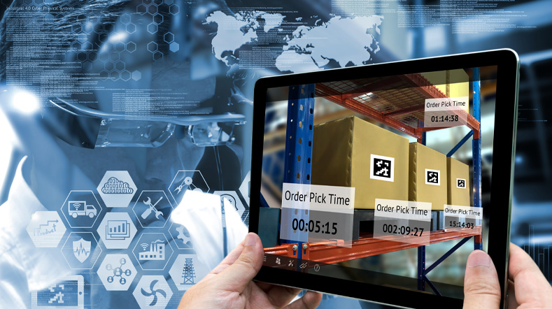 Persoon houdt tablet vast met digitale elementen over supply chain en digitale technologie iconen er omheen