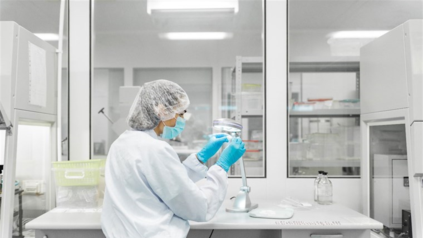 Onderzoeker bekijkt in een lab een in vitro sample