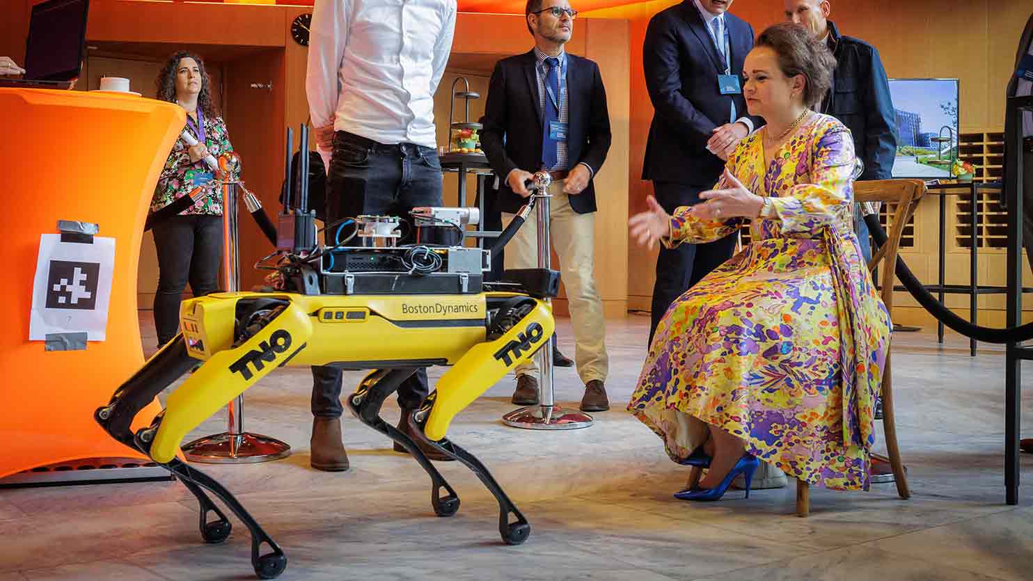 Robothond Spot met voormalig staatssecretaris Koninkrijksrelaties en Digitalisering, Alexandra van Huffelen.