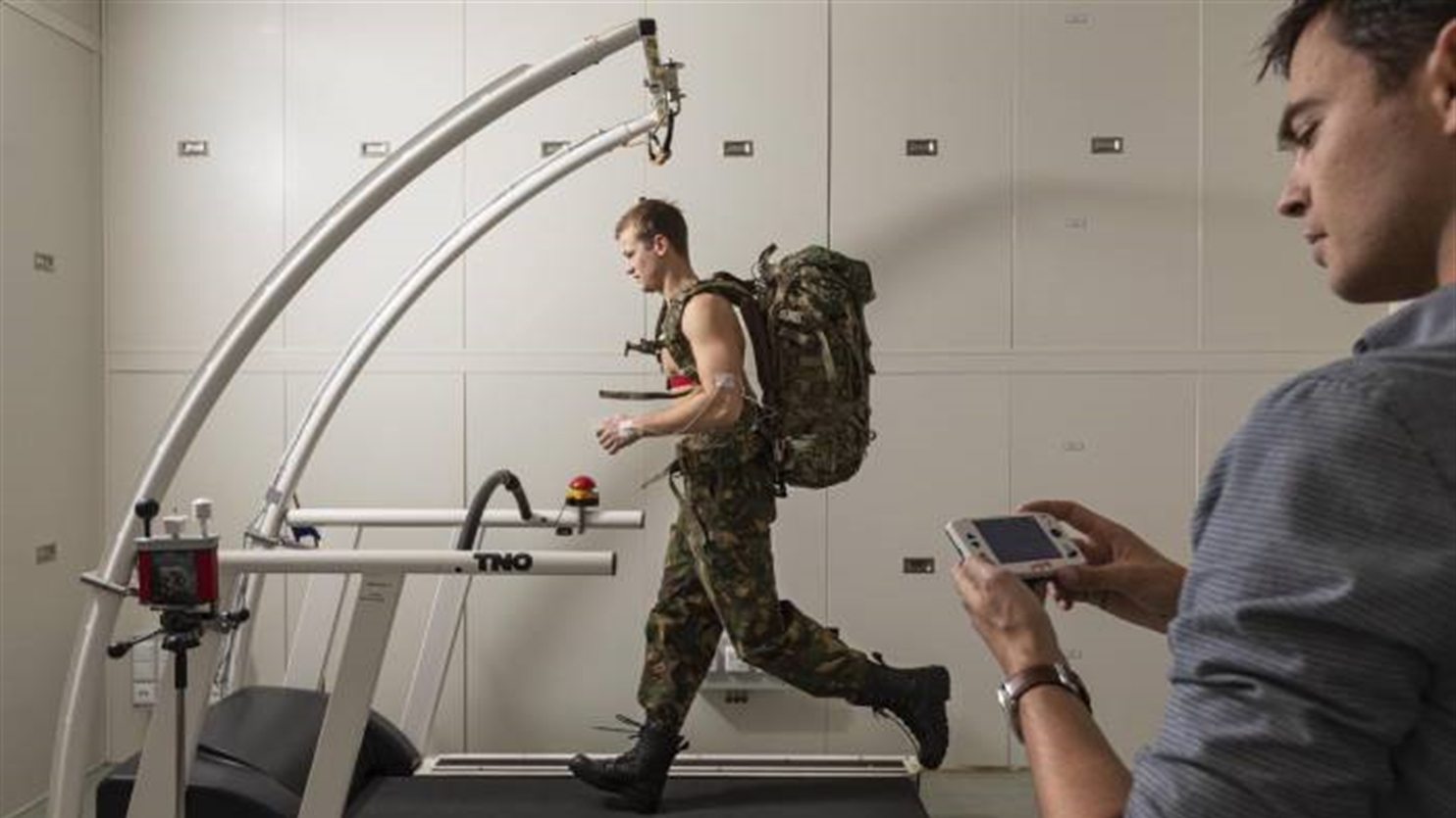 Militair rent op loopband met rugzak voor training