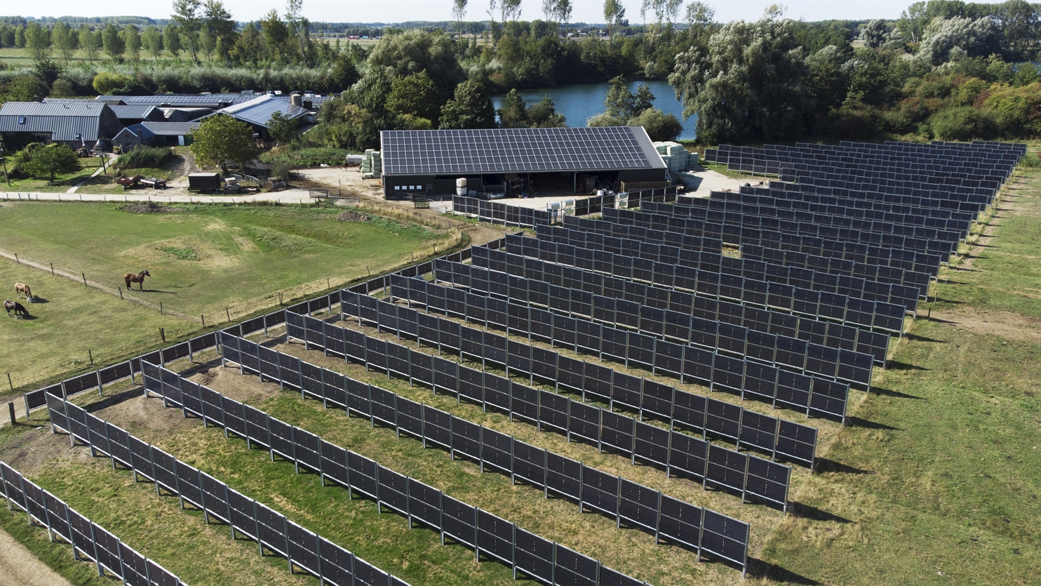 Voorbeeld van landbouwgrond met zonnepanelen