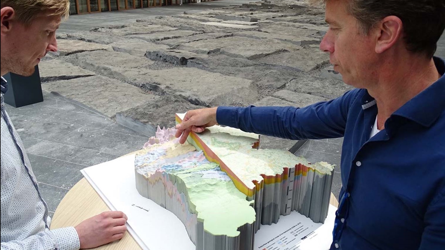 TNO employee uses a model to show what the subsurface looks like.