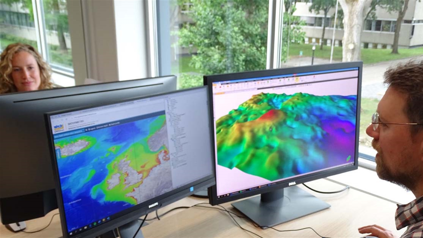 TNO employees look at oil and gas computer model.