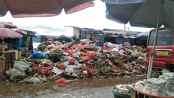 Afvalberg met plastic op lokale markt.