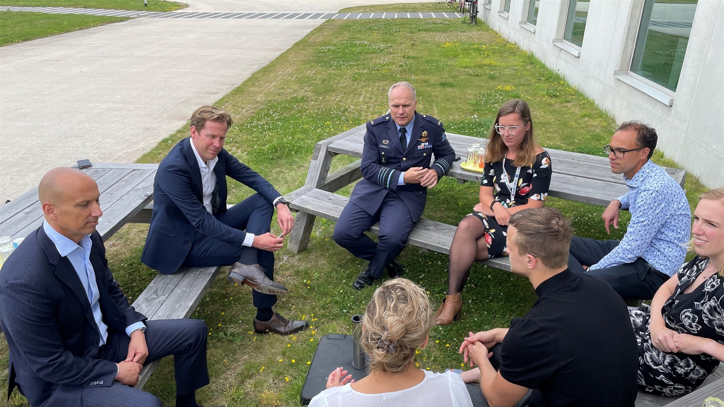 In gesprek met jong-TNO-ers bij het kampvuur