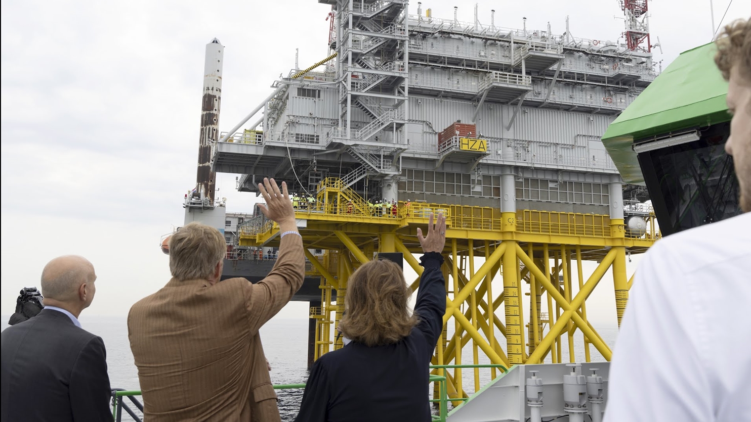 De Koning zwaait naar personeel tijdens een rondleiding langs twee offshore platformen, van TenneT en van Neptune Energy.