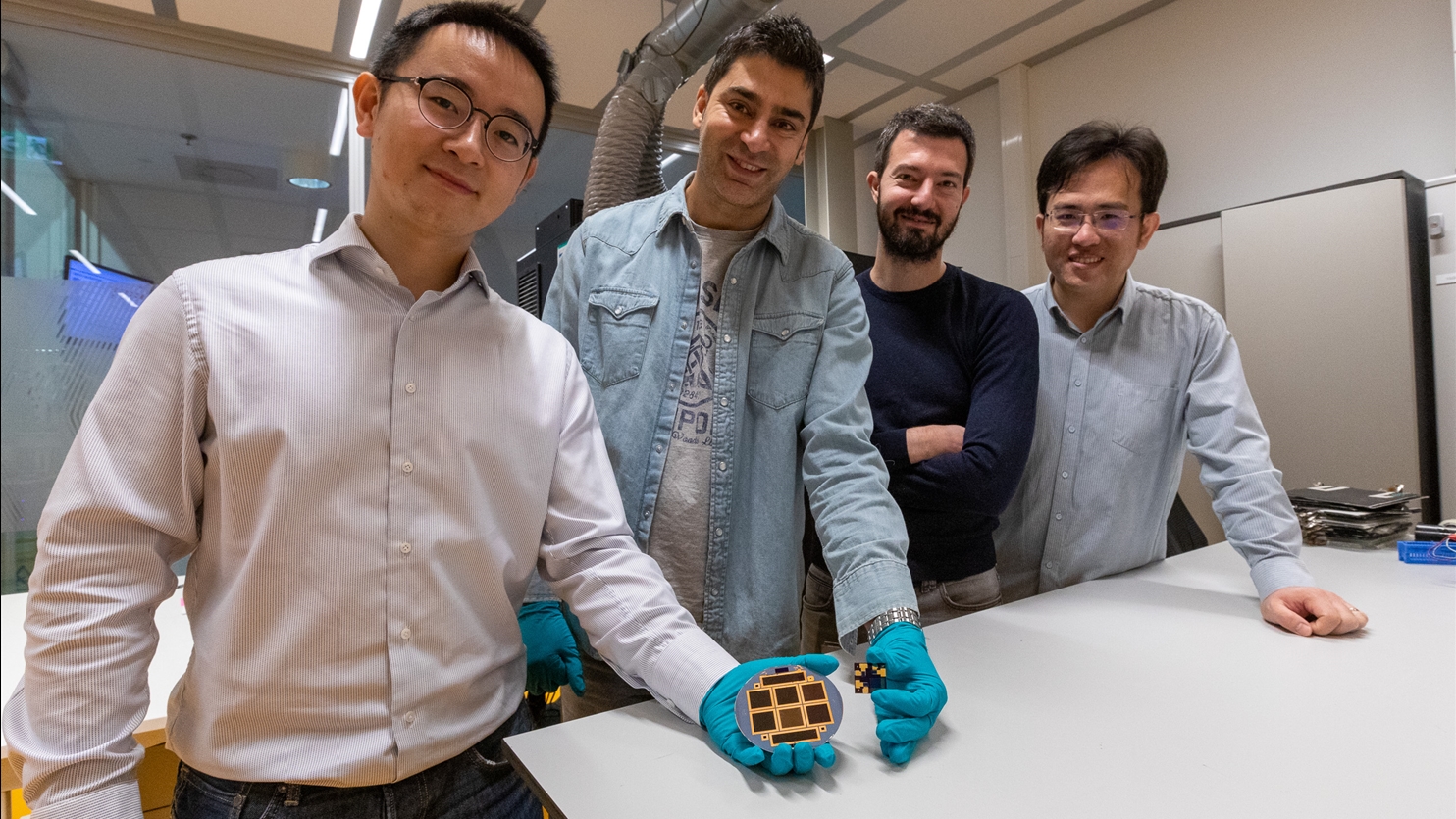 Yifeng Zhao (TUDelft) - Mehrdad Najafi (TNO) - Valerio Zardetto (TNO) - Dong Zhang (TNO) met zonnecel in handen