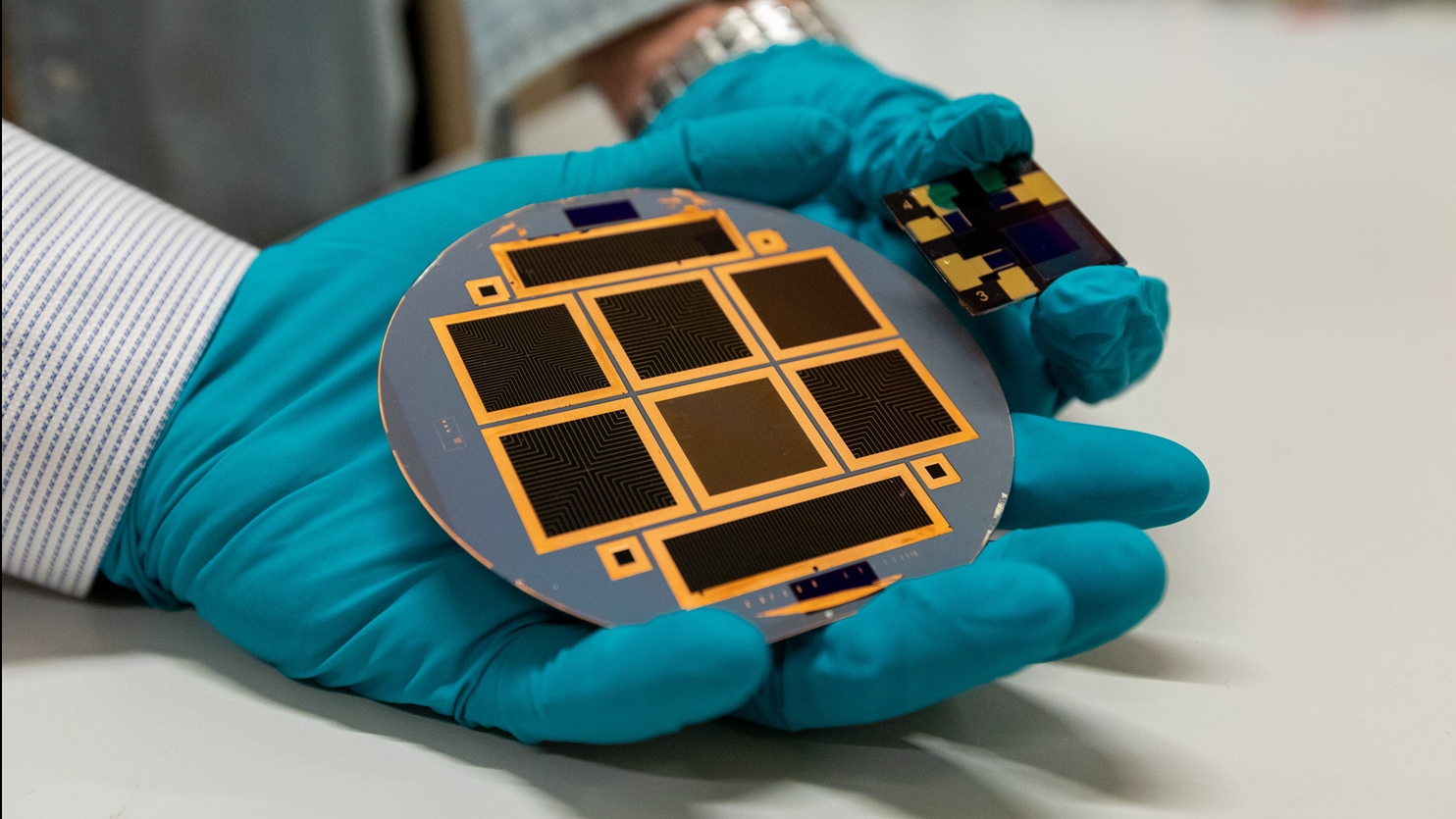 Silicon solar cell and perovskite solar cell