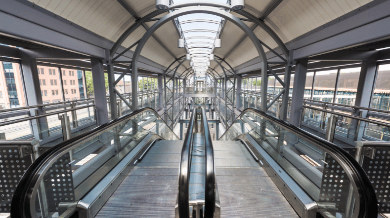 Trein en bus station Den Bosch van binnen