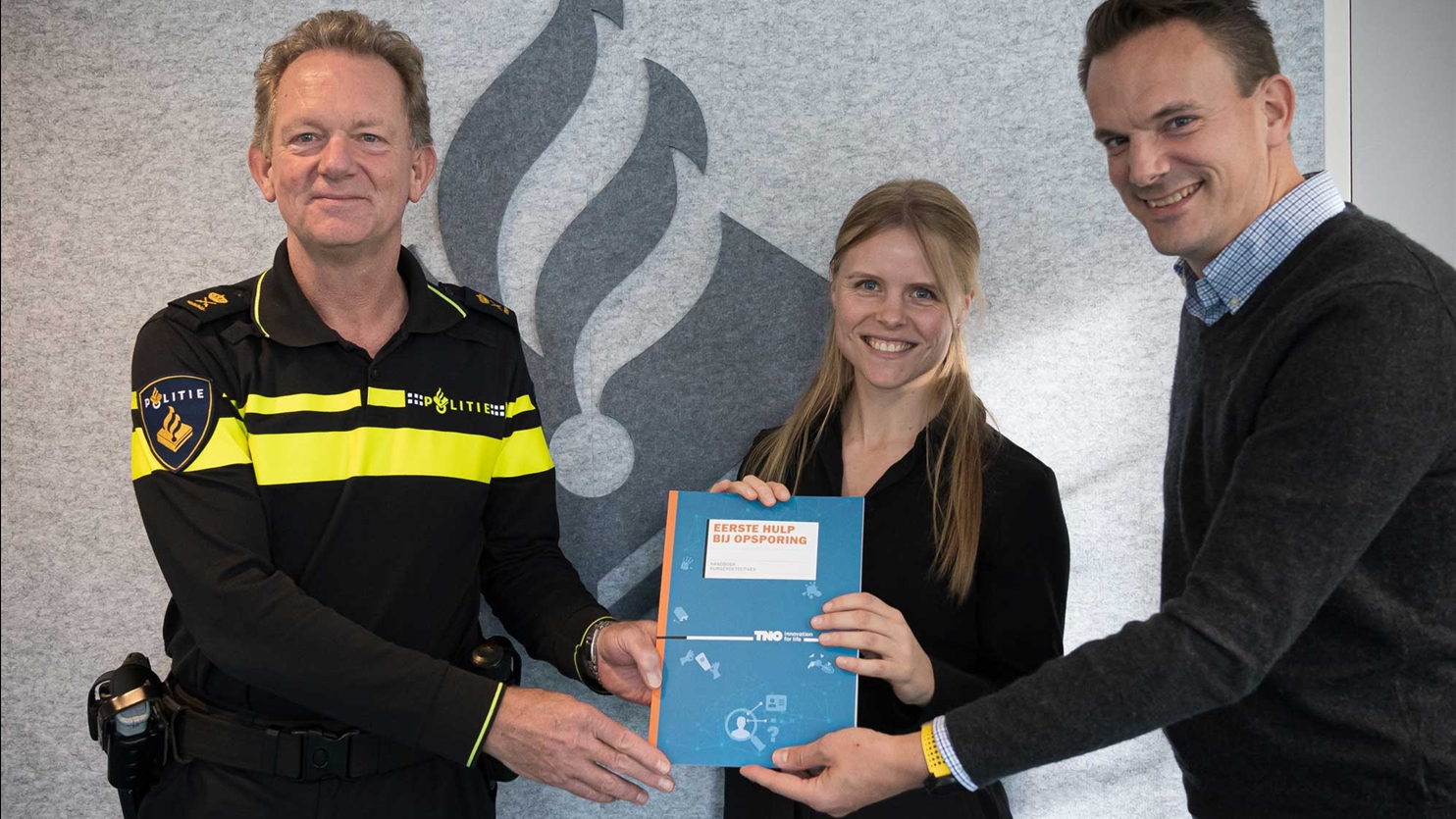 Overhandiging handboek voor hulp bij opsoring aan de Nederlandse politie